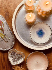 Handgemachte weiße Schmuckschalen aus Resin mit silbernen Details und eingebetteten Blumen als dekorative Unikate