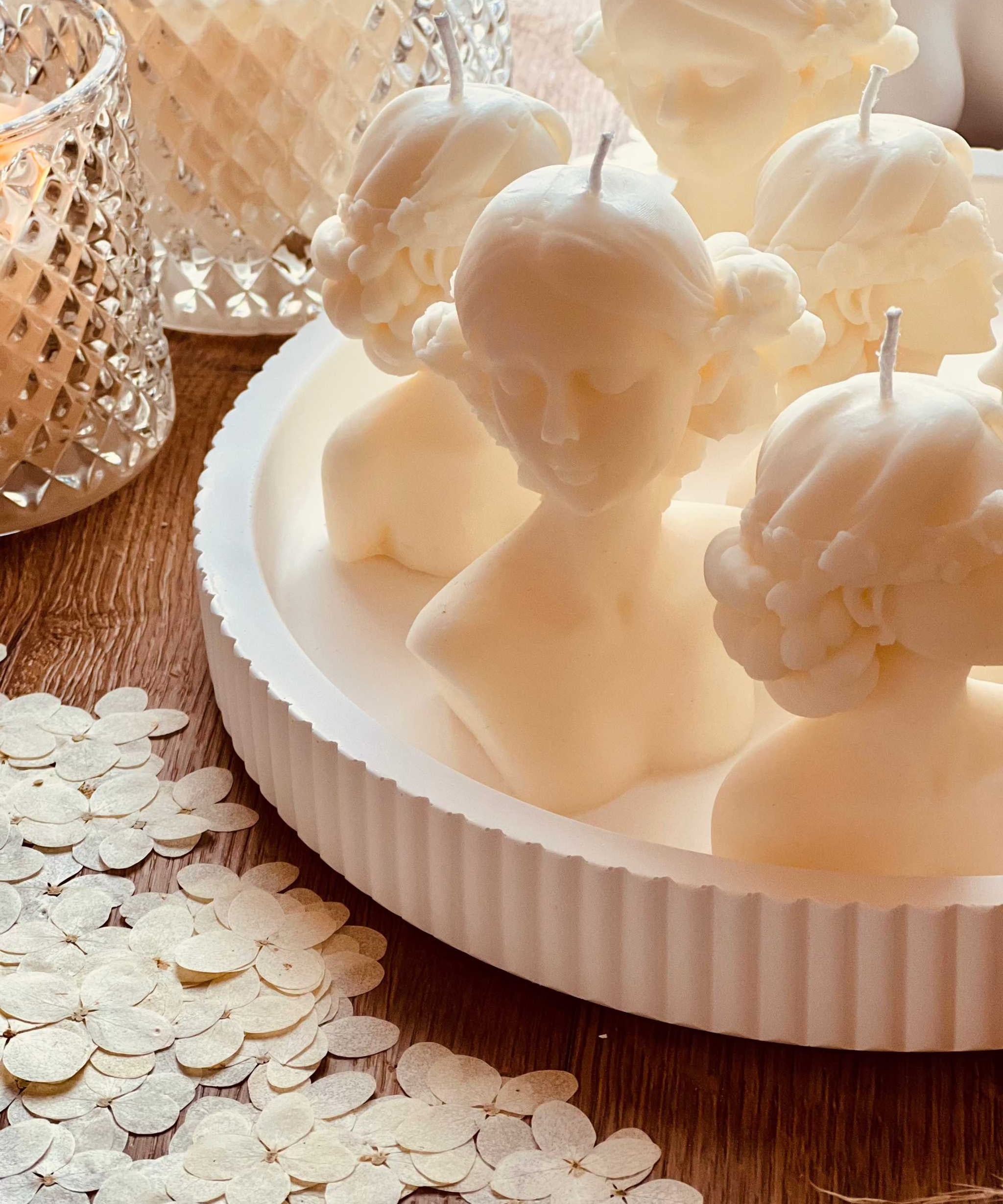 Handgefertigte Rapswachskerze in außergewöhnlicher Form, vegan und dekorativ – das perfekte Geschenk für jeden Anlass.