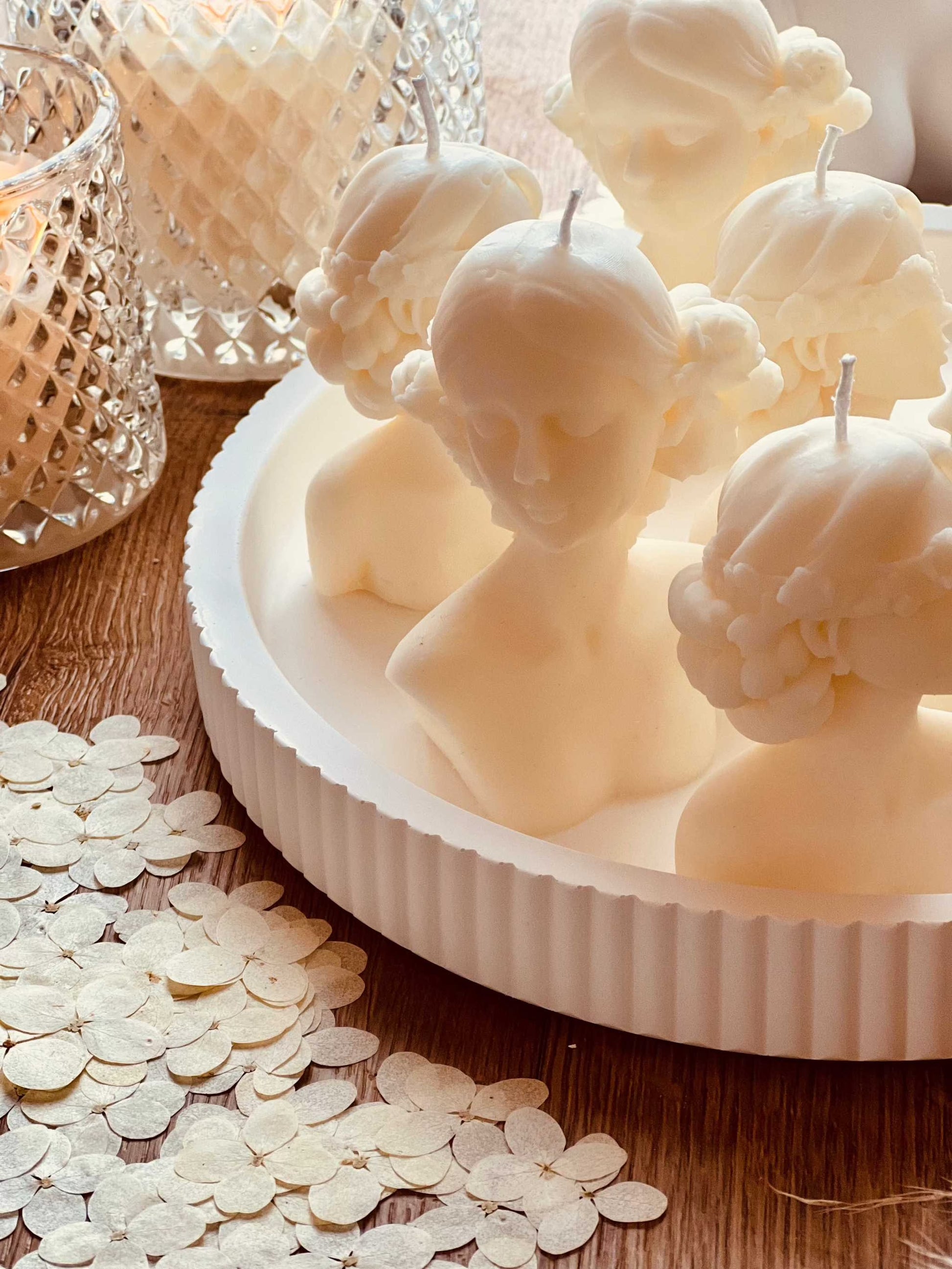 Handgefertigte Rapswachskerze in außergewöhnlicher Form, vegan und dekorativ – das perfekte Geschenk für jeden Anlass.
