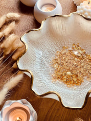 weiße handgemachte Schale aus Resin mit goldenen Details und gewelltem Rand als dekoratives Unikat