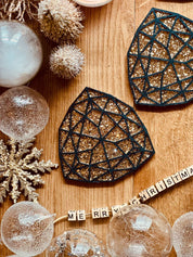 4 handgemachte Untersetzer aus Resin schwarz mit goldenen 3D Details als Tischdekoration