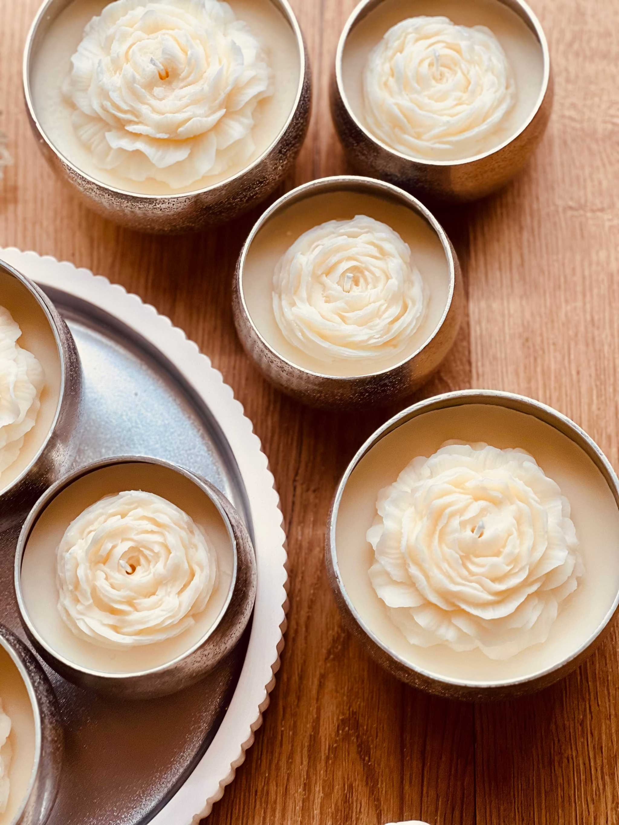 Luxuriöse Duftkerze im Glas mit Wachsrose als Highlight – perfekt als dekoratives Geschenk und eleganter Raumakzent