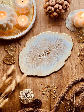 Tablett aus Resin in beige mit goldenen Details und Perlmutt
