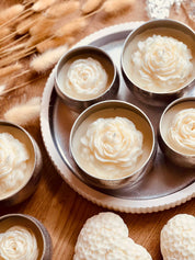 Parfum-Duftkerze im Glas mit großer Wachsrose als Design-Highlight – ein luxuriöses Geschenk und elegantes Dekoelement