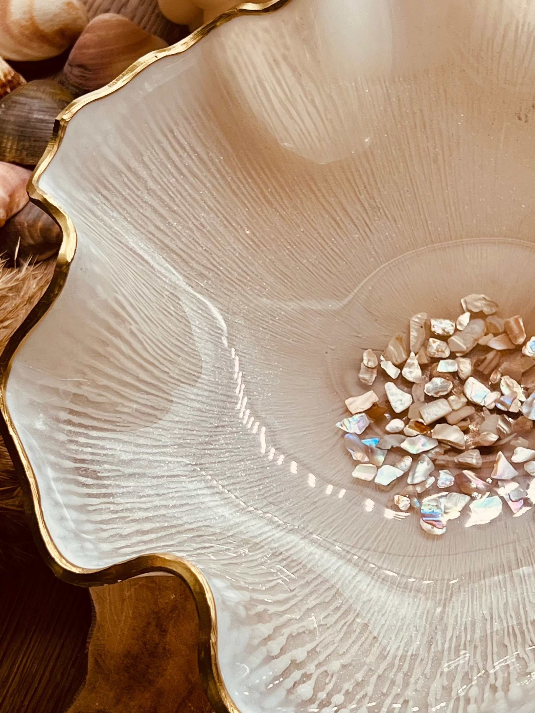 Handgemachte weiße Schale aus Resin mit Perlmutt und goldenem Rand als Dekoration