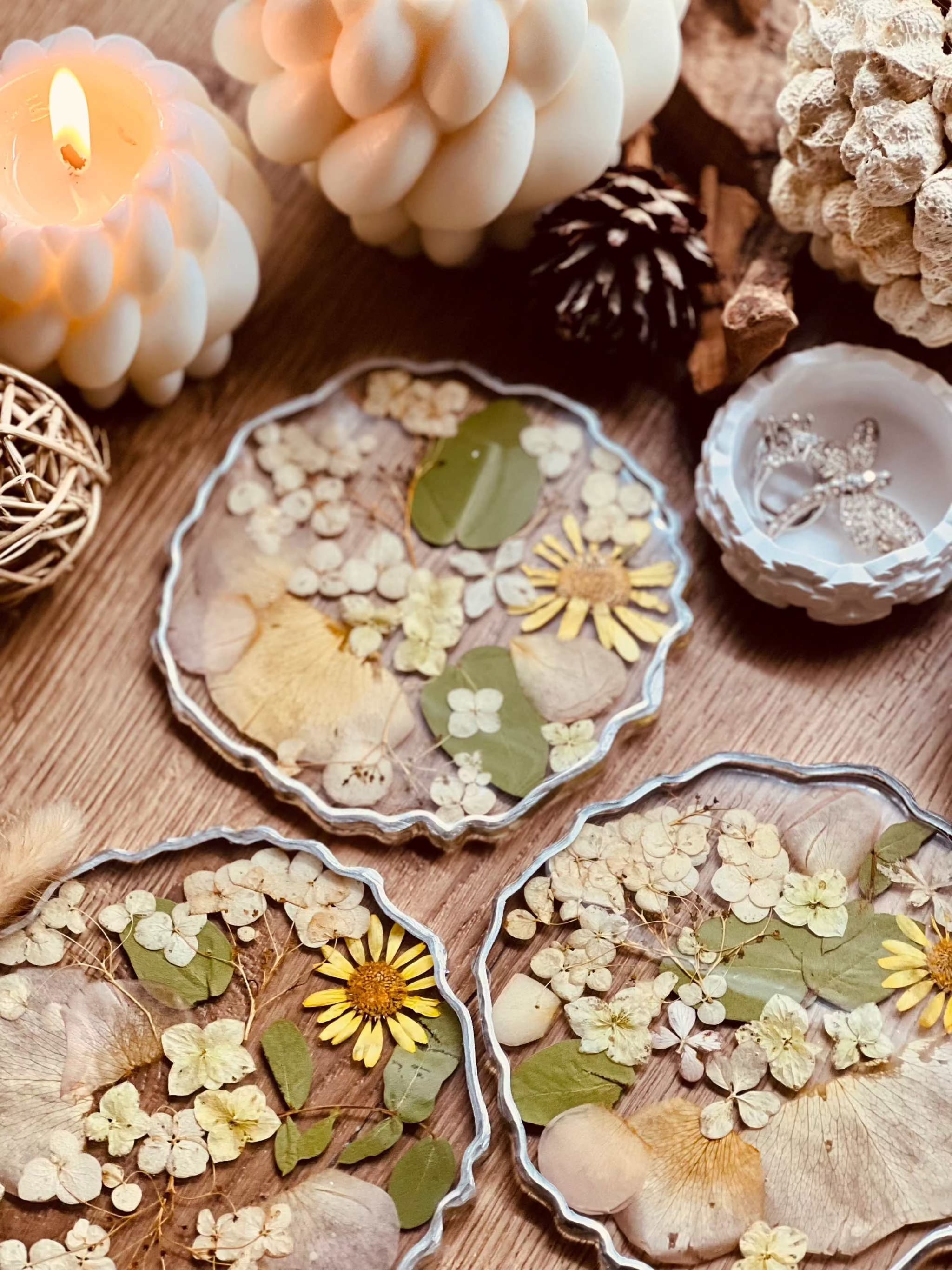 4 Untersetzer aus Resin mit echten Hortensien, Blumen und silbernen Details, handgemacht, Durchmesser 12cm, dekorativ und einzigartig
