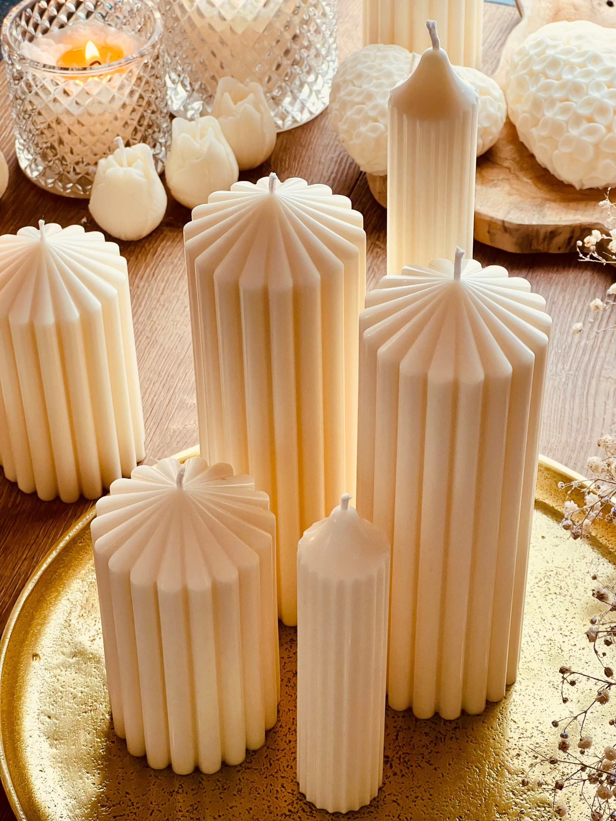 Handgefertigte Rapswachskerze in ausgefallener Form – ideal als veganes Geschenk oder Akzent für jedes Zuhause.