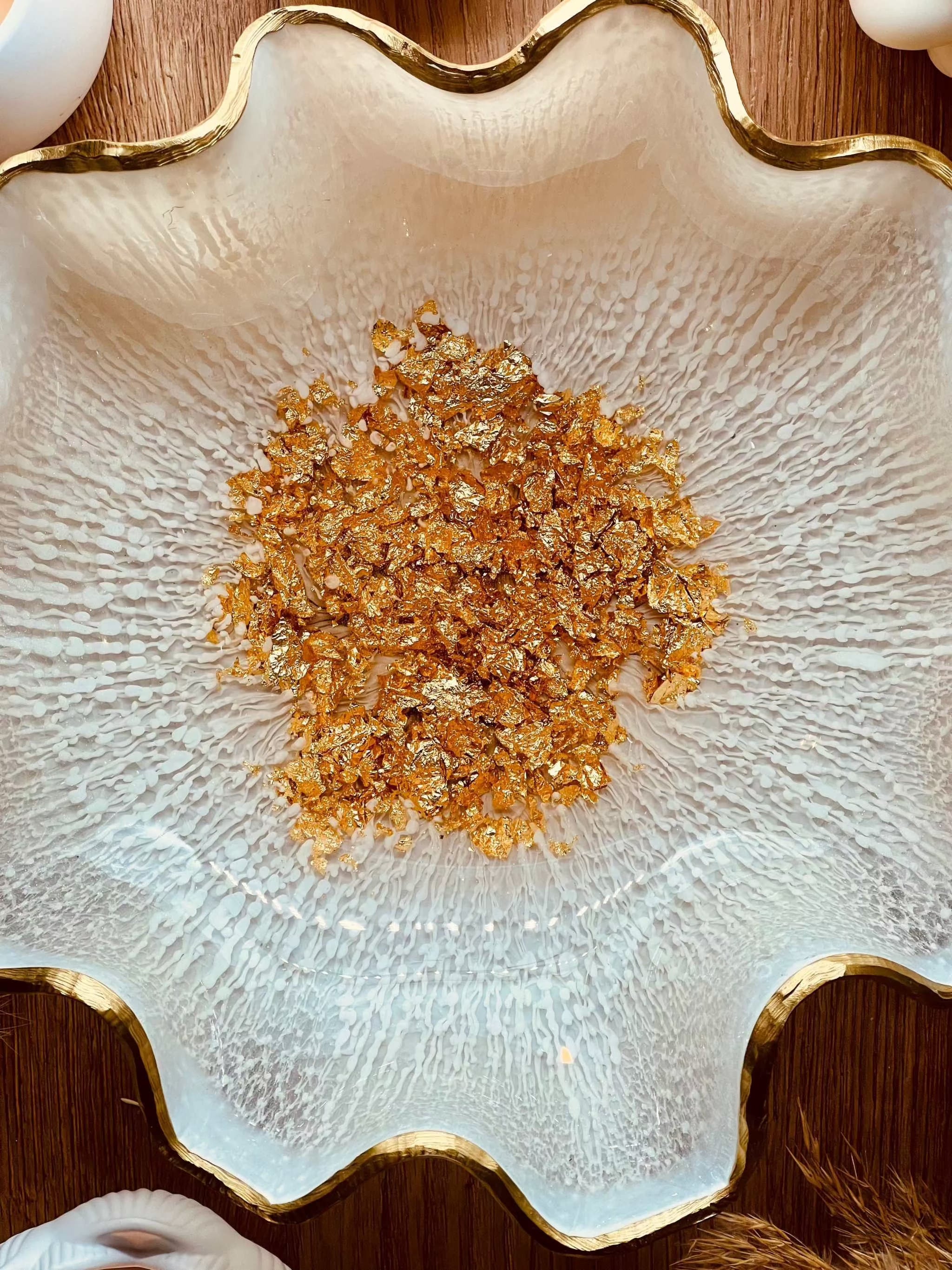 Handgemachte weiße Schale aus Resin mit goldenen Details und wellenförmigem Rand, Durchmesser 25-28 cm