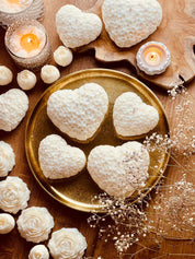 Romantische Kerze in Herzform mit eingearbeiteten Blüten, handgefertigt – perfekt als Geschenk und elegantes Dekoelement