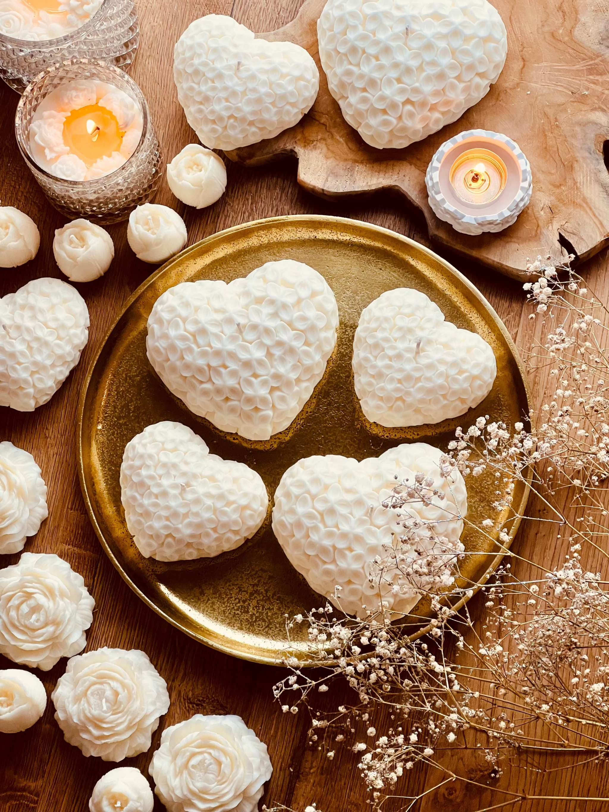 Romantische Kerze in Herzform mit eingearbeiteten Blüten, handgefertigt – perfekt als Geschenk und elegantes Dekoelement