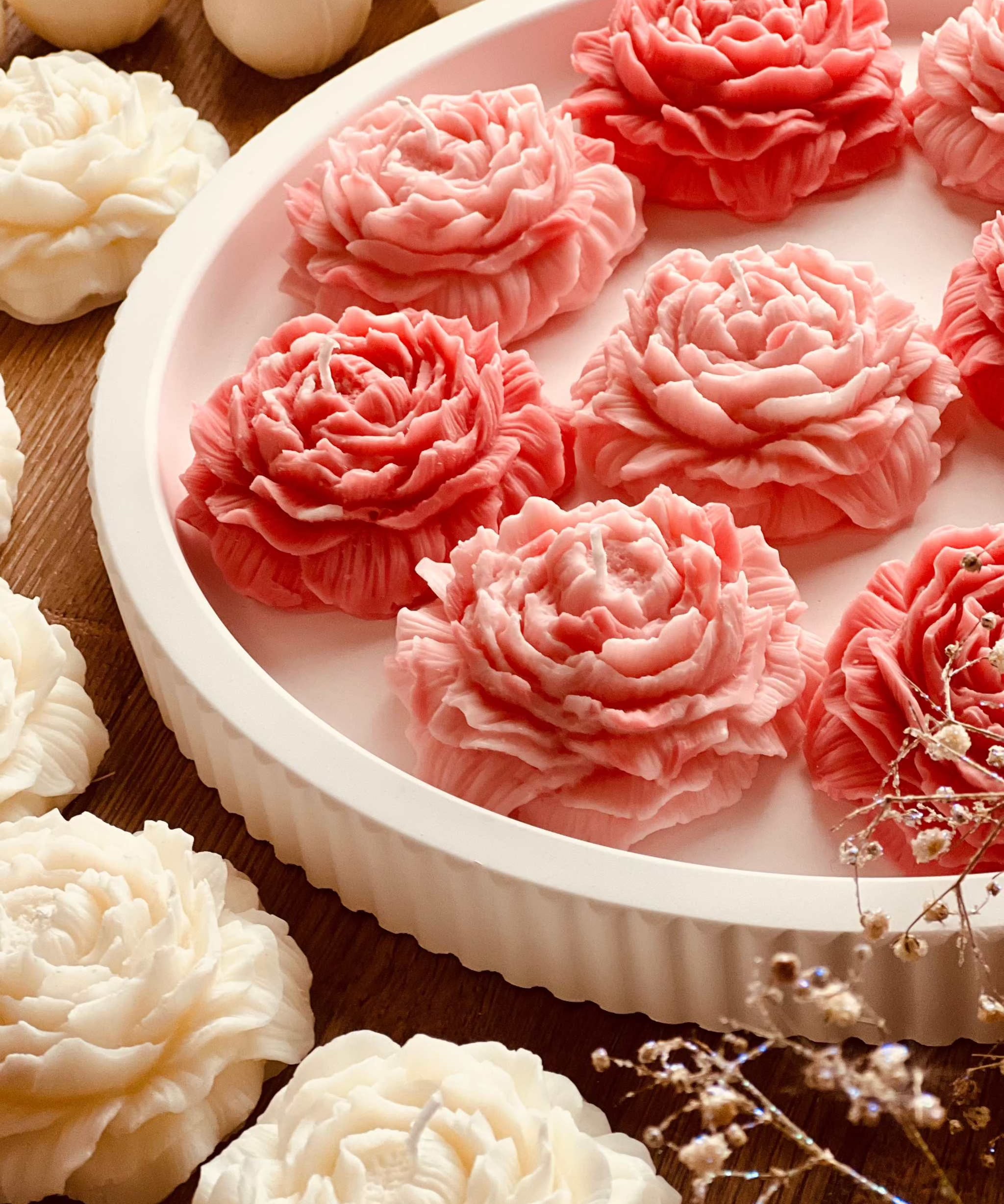Pinke Kerze in Rosenform, handgemacht aus Rapswachs – ideal als liebevolles Geschenk und umweltfreundliche Dekoration für dein Zuhause. Die Kerzen werden mit handgemachten, weissen Tabletts aus Giesskeramik zum Blickfang.