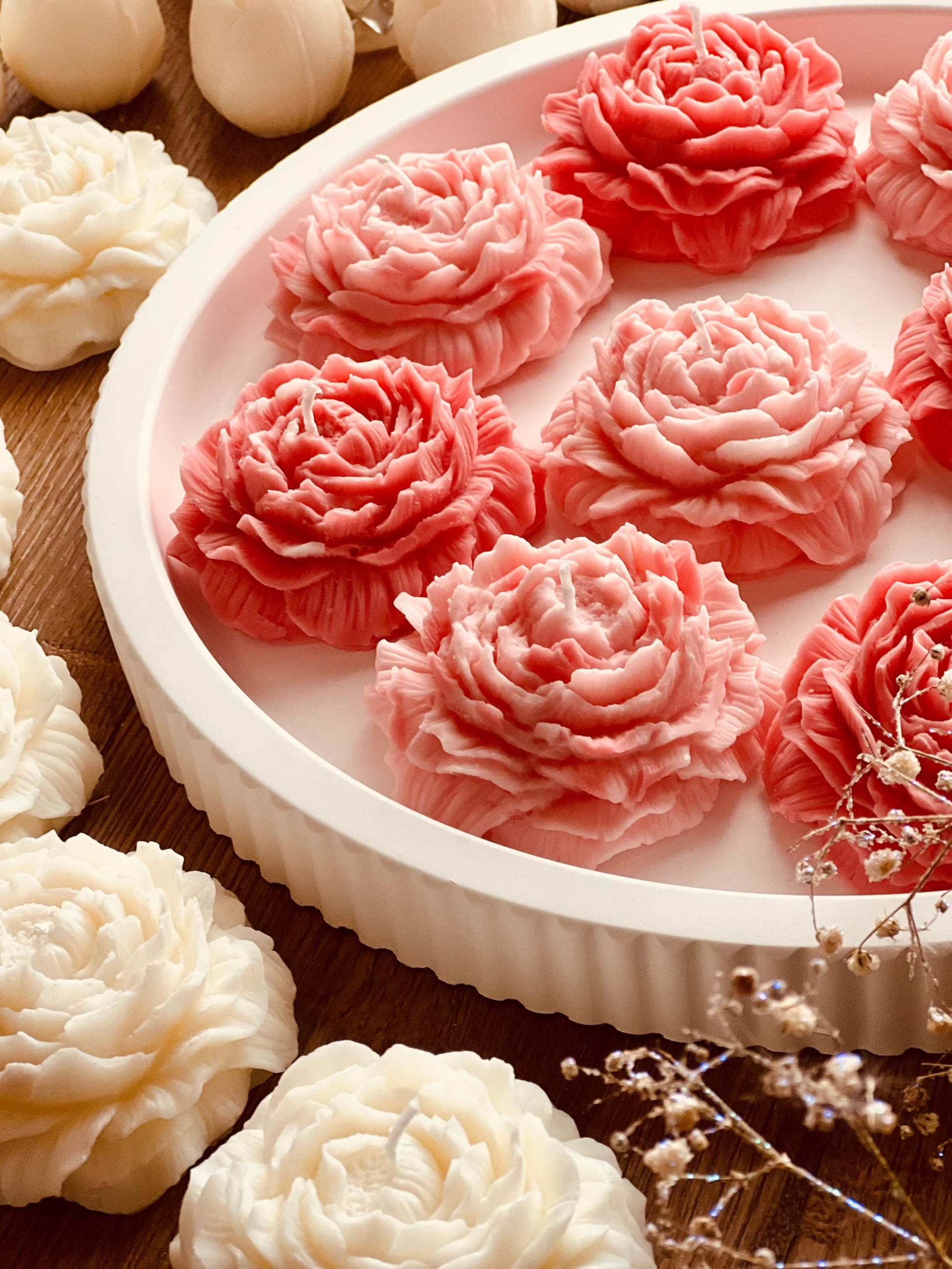 Pinke Kerze in Rosenform, handgemacht aus Rapswachs – ideal als liebevolles Geschenk und umweltfreundliche Dekoration für dein Zuhause. Die Kerzen werden mit handgemachten, weissen Tabletts aus Giesskeramik zum Blickfang.