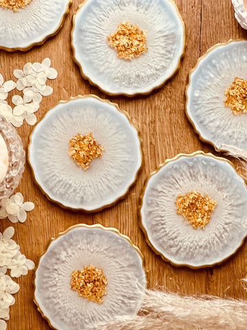 7 klassische Untersetzer aus Resin in Weiss mit Gold