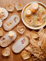Schmuckschalen aus weißem Resin mit goldenen Akzenten und eingegossenen Blumen, handgemachte Unikate in Herz- und Tablettform zur Dekoration und Aufbewahrung von Schmuck