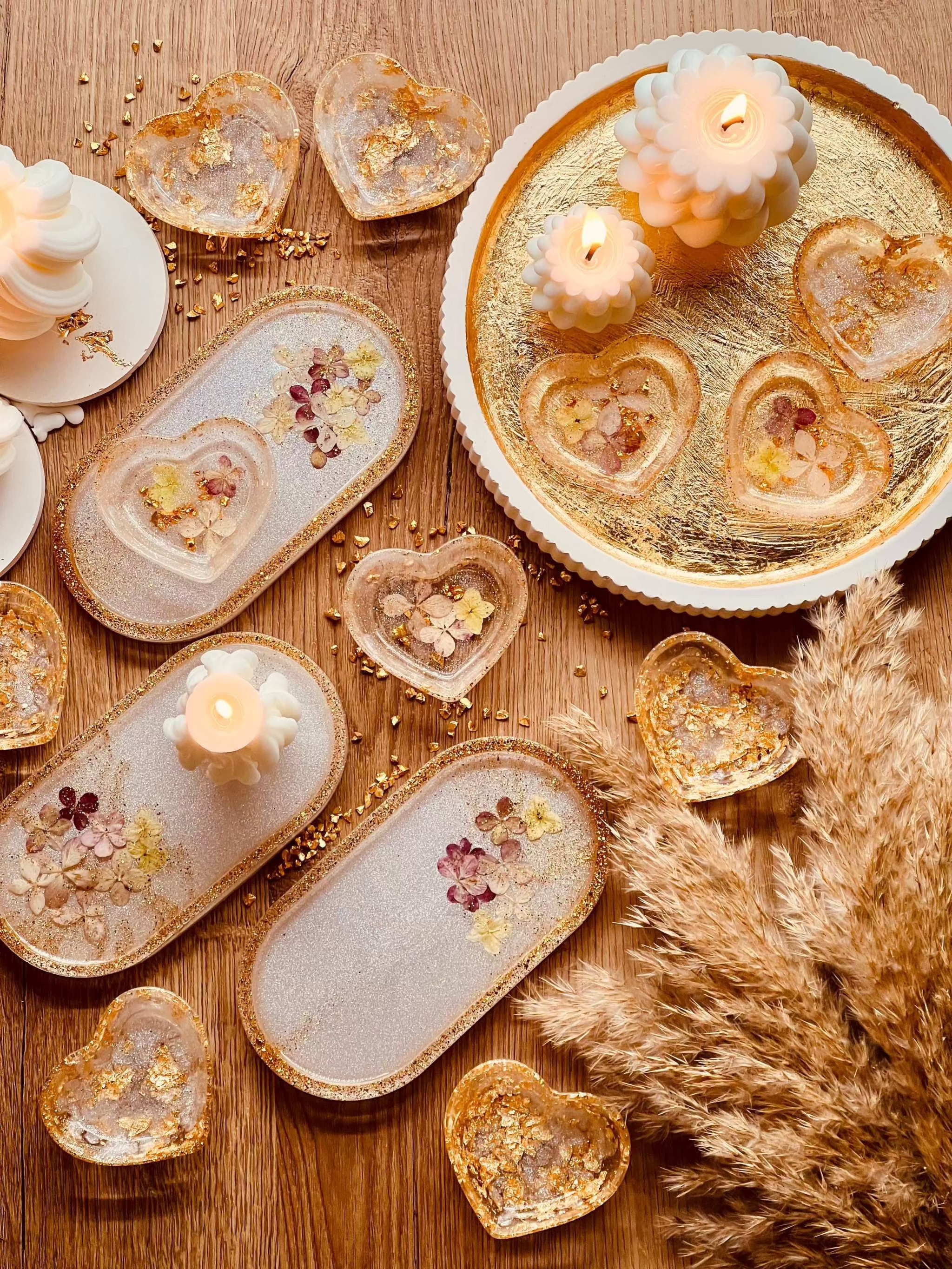 Schmuckschalen aus weißem Resin mit goldenen Akzenten und eingegossenen Blumen, handgemachte Unikate in Herz- und Tablettform zur Dekoration und Aufbewahrung von Schmuck