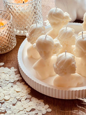 Vegane Rapswachskerze in besonderem Design, handgemacht und ideal als nachhaltiges Geschenk oder modernes Wohn-Accessoire.
