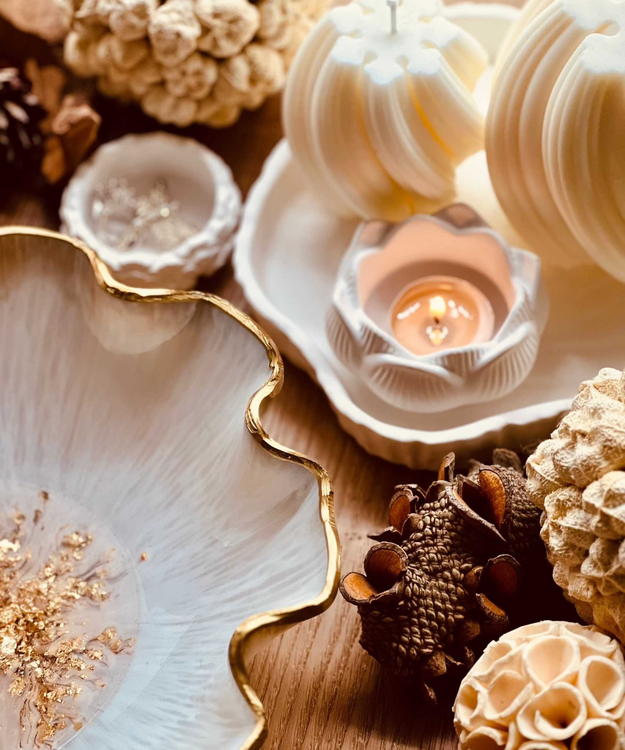 Handgemachte weiße Resin Schale mit goldenen Details als dekoratives Unikat in Wohn- und Esszimmer