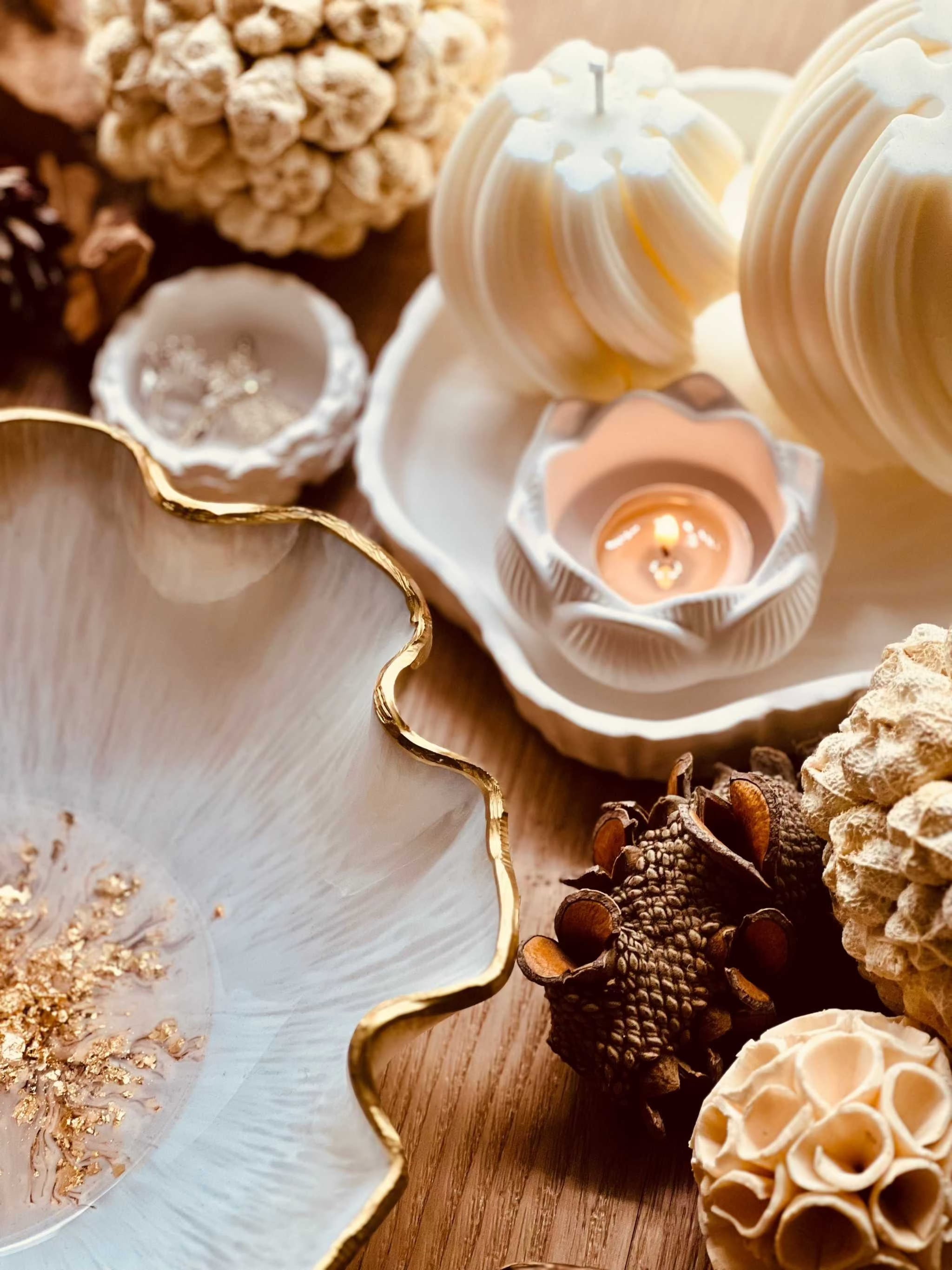 Handgemachte weiße Resin Schale mit goldenen Details als dekoratives Unikat in Wohn- und Esszimmer