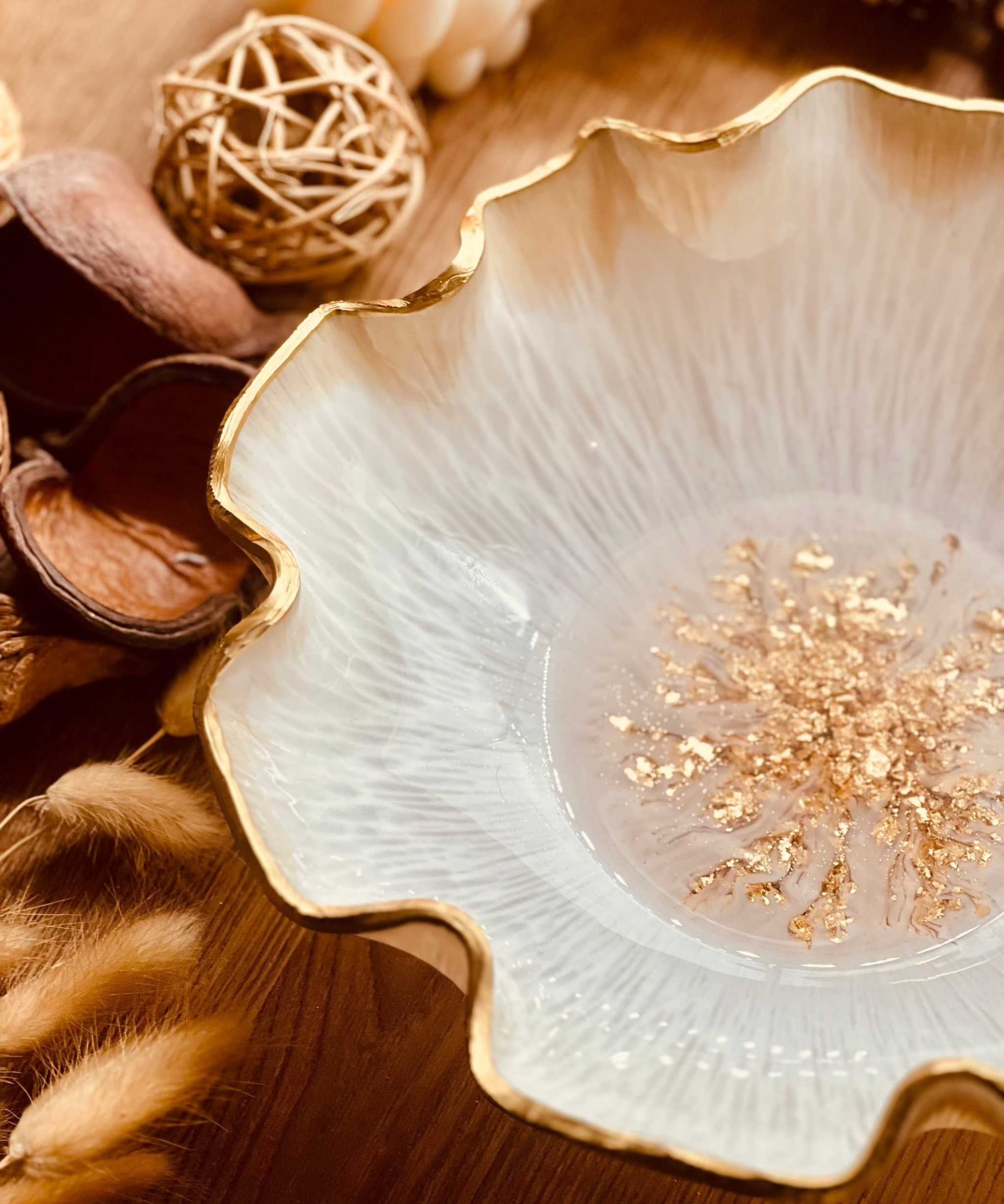 weiße handgemachte Schale aus Resin mit goldenen Details und unregelmäßigem Rand als Dekoration
