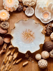 Handgemachte weiße Schale aus Resin mit goldenen Details und wellenförmigem Rand als dekoratives Unikat