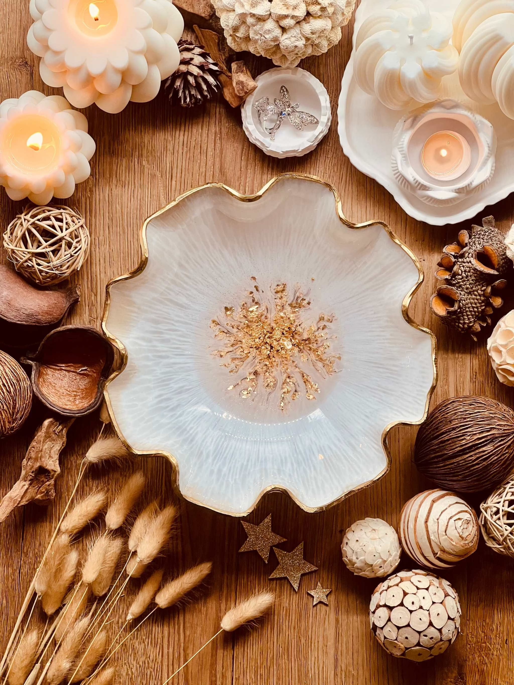 Handgemachte weiße Schale aus Resin mit goldenen Details und wellenförmigem Rand als dekoratives Unikat