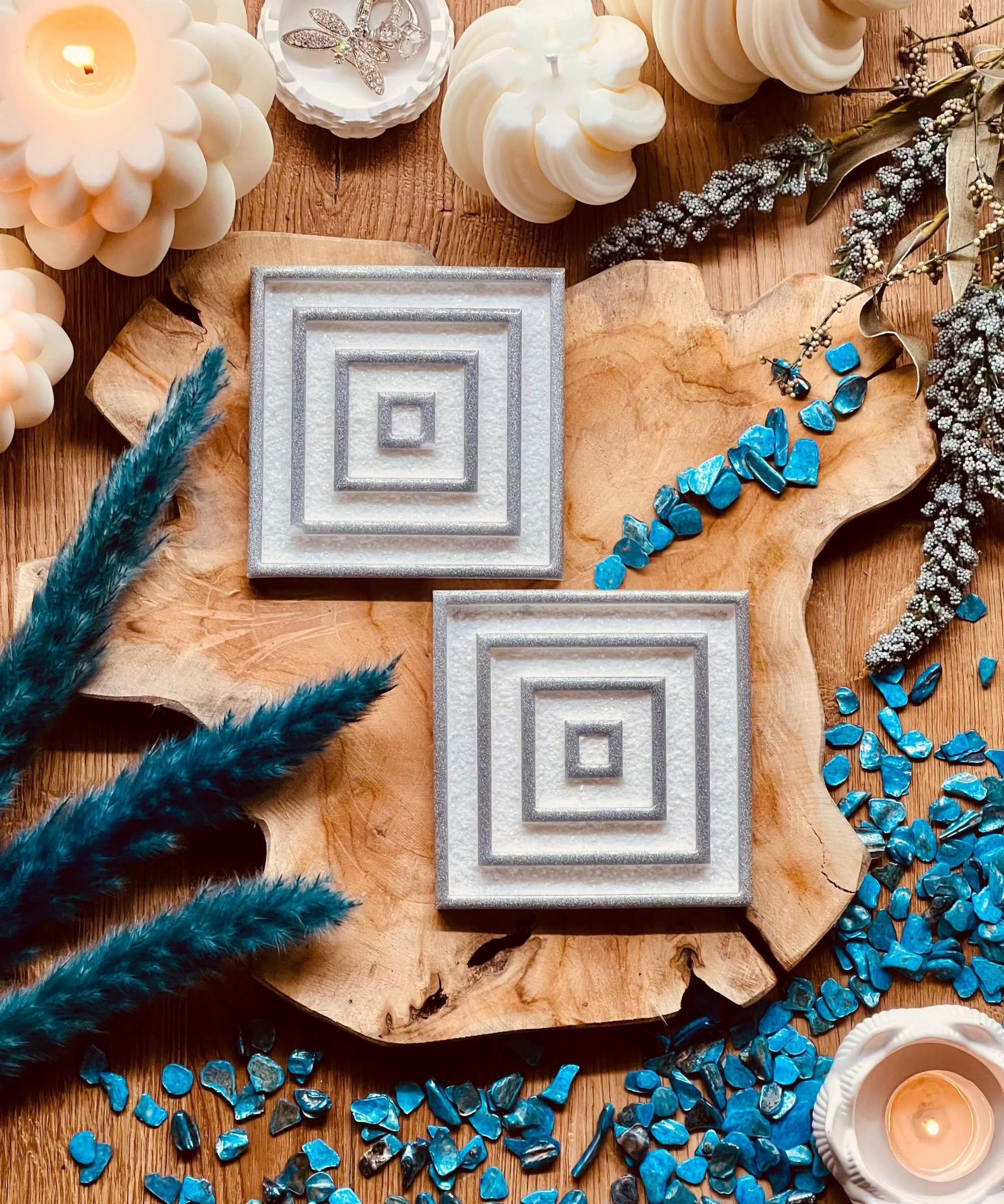 weiß-silberne quadratische Untersetzer aus Resin mit 3D Design auf Holzplatte, dekorativ und handgemacht