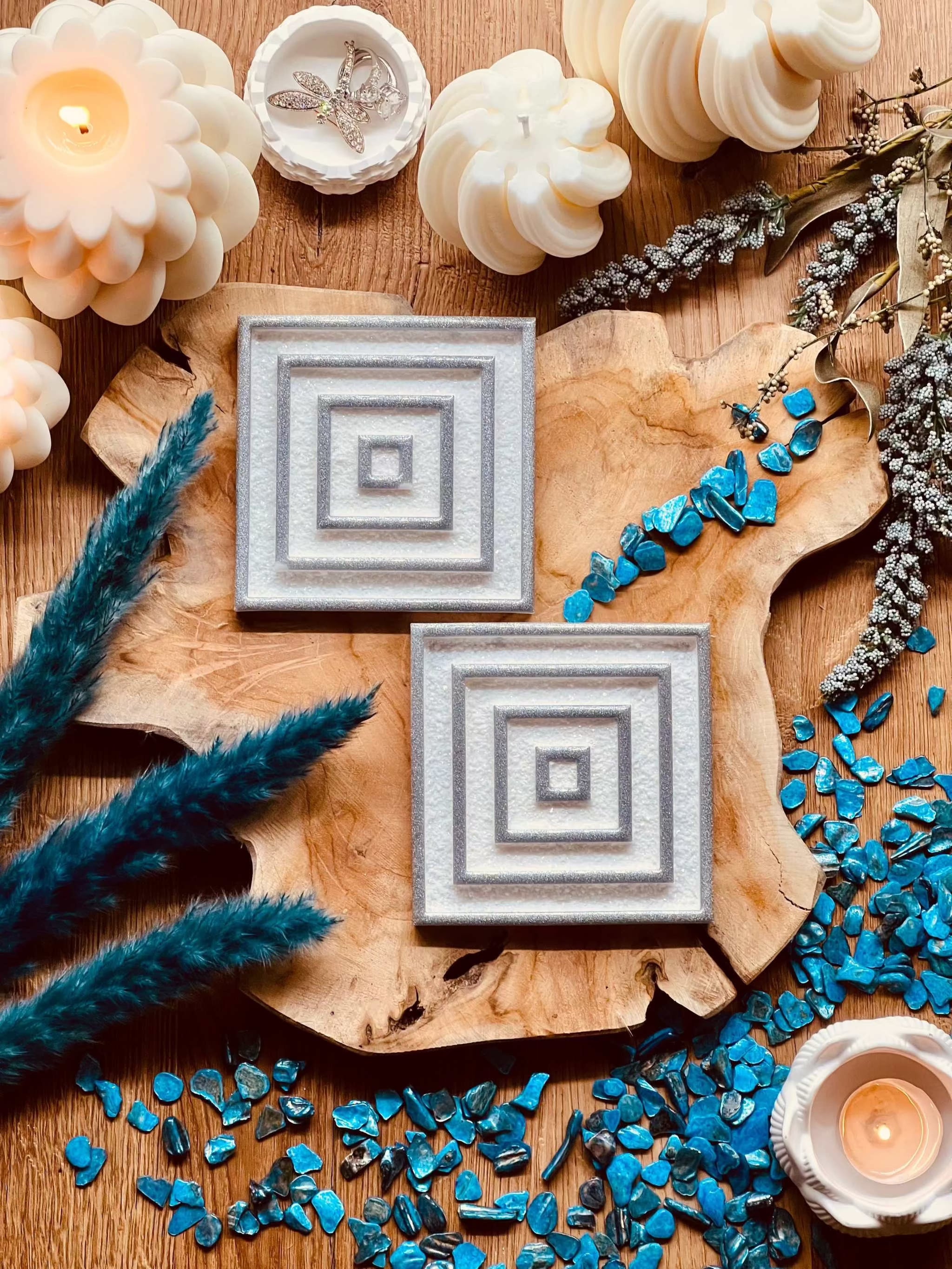 weiß-silberne quadratische Untersetzer aus Resin mit 3D Design auf Holzplatte, dekorativ und handgemacht