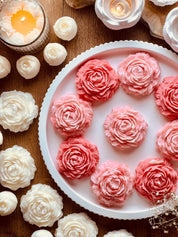 Umweltfreundliche Rapswachskerze in eleganter Rosenform, handgefertigt und ideal als Geschenk für ein romantisches Ambiente. Die Kerzen werden mit handgemachten, weissen Tabletts aus Giesskeramik zum Blickfang.