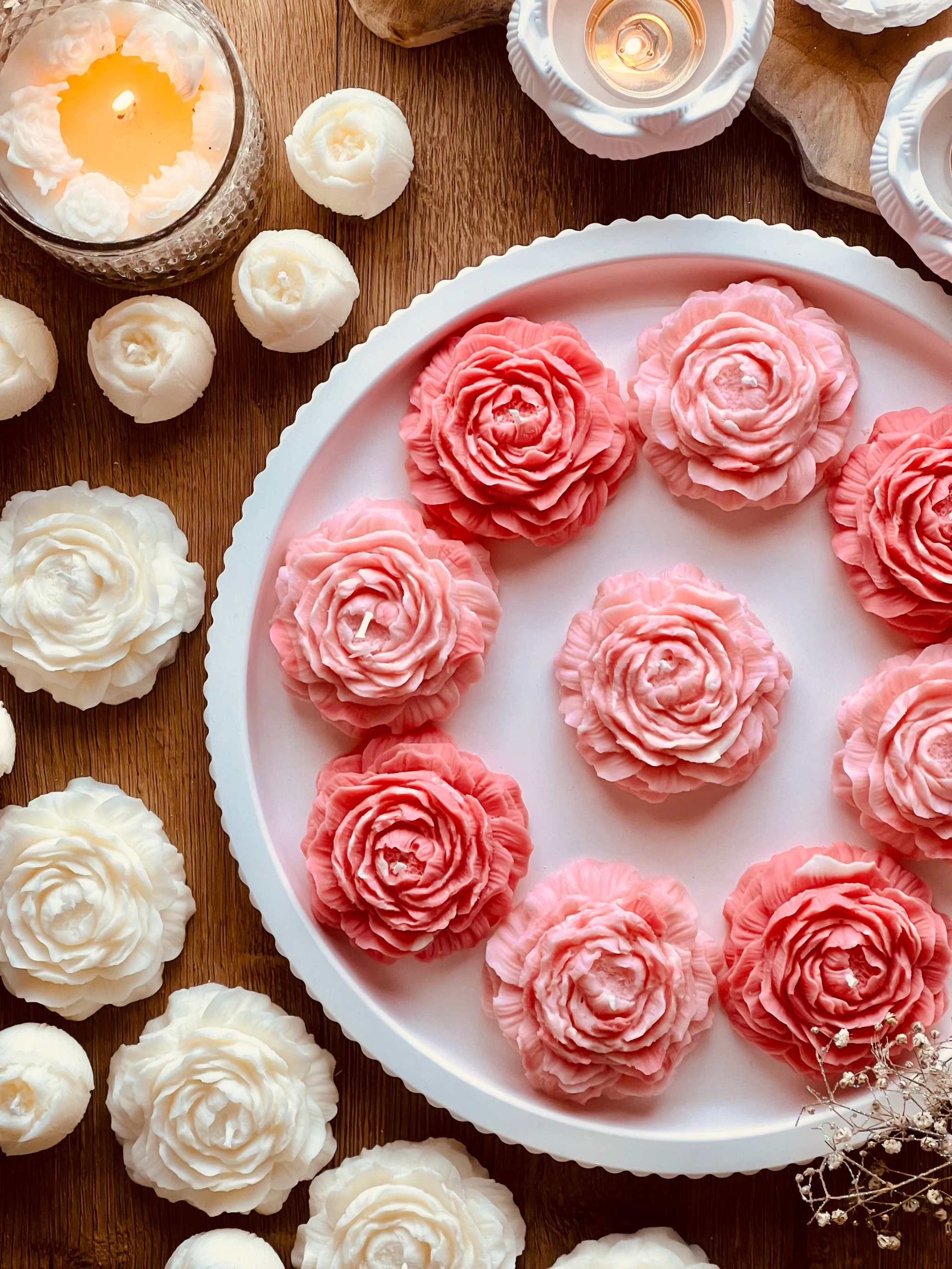 Umweltfreundliche Rapswachskerze in eleganter Rosenform, handgefertigt und ideal als Geschenk für ein romantisches Ambiente. Die Kerzen werden mit handgemachten, weissen Tabletts aus Giesskeramik zum Blickfang.