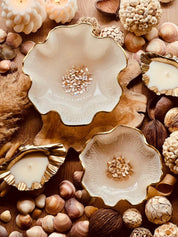 Handgemachte weiße Schalen aus Resin mit Perlmutt und goldenen Rändern als Dekoration mit natürlichem Schmuck drumherum