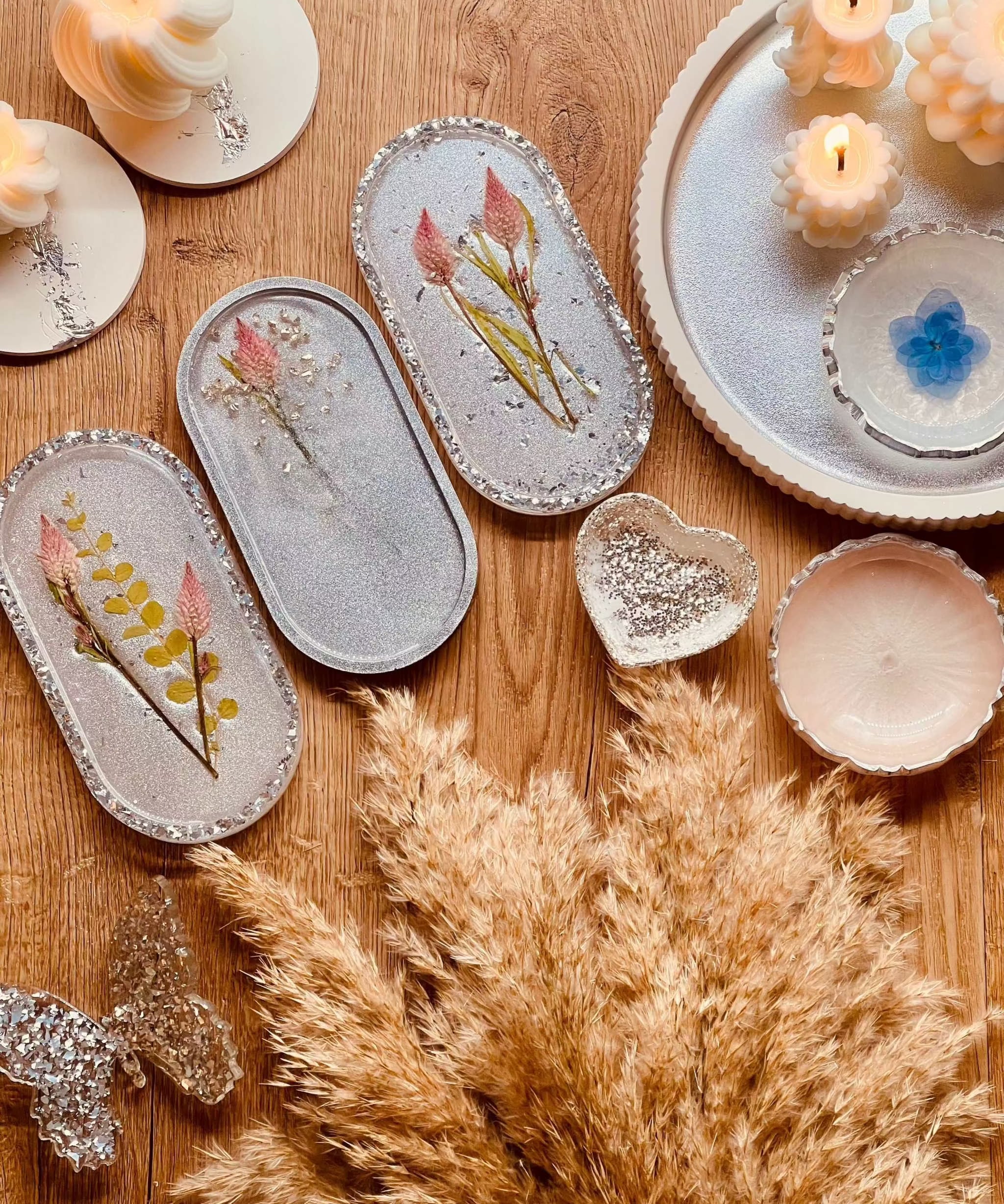 Handgemachte weiße Schmuckschalen aus Resin mit silbernen Details und getrockneten Blumen als dekorative Unikate für Schmuck und Ringe