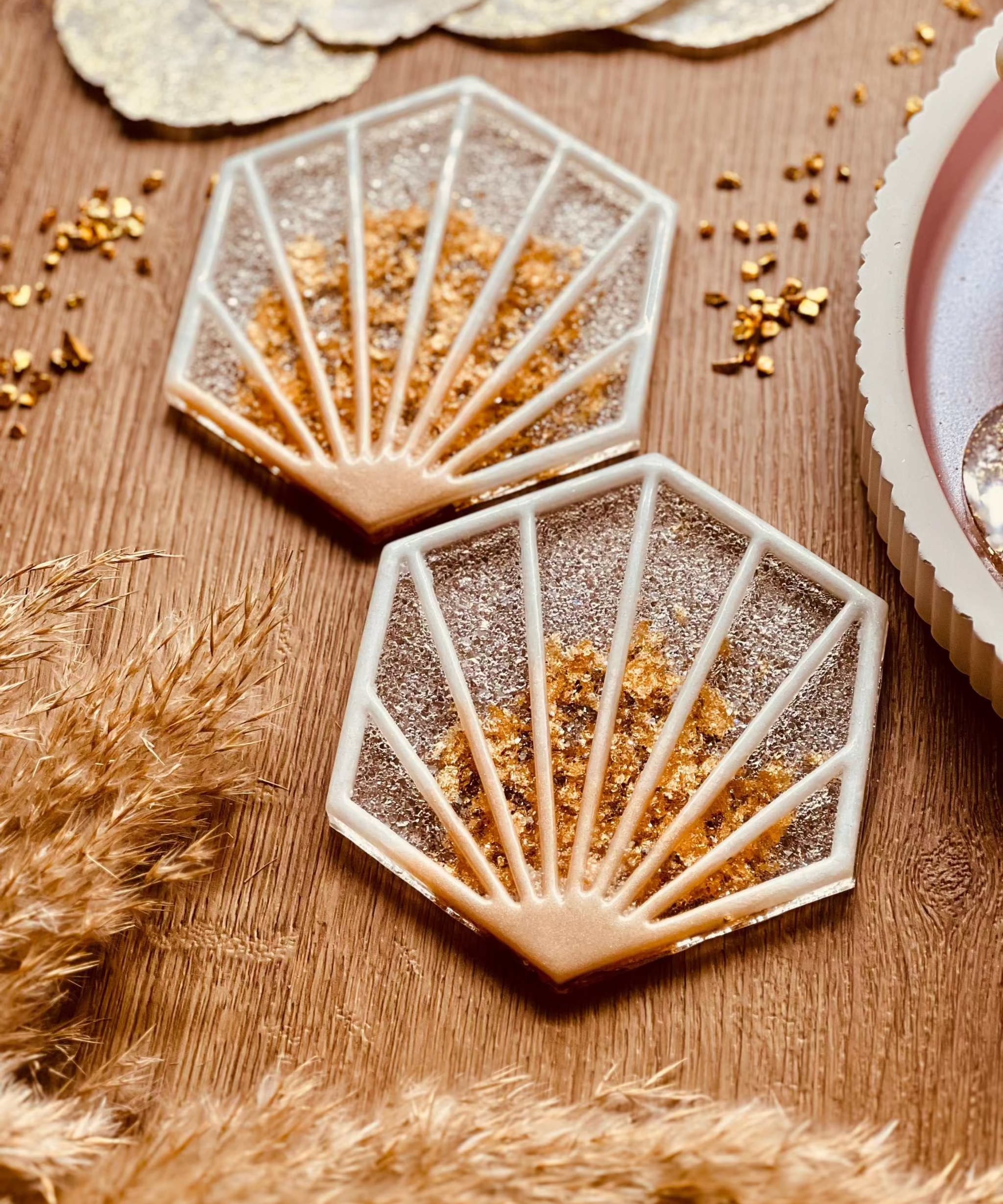 2 außergewöhnliche handgemachte Untersetzer aus weißem Resin mit goldenen Details im 2-teiligen Set