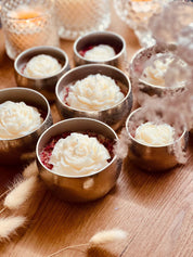 
Duftende Parfumkerze im Glas mit großer Wachsrose, handgefertigt – ideal als luxuriöses Geschenk und romantisches Dekoelement