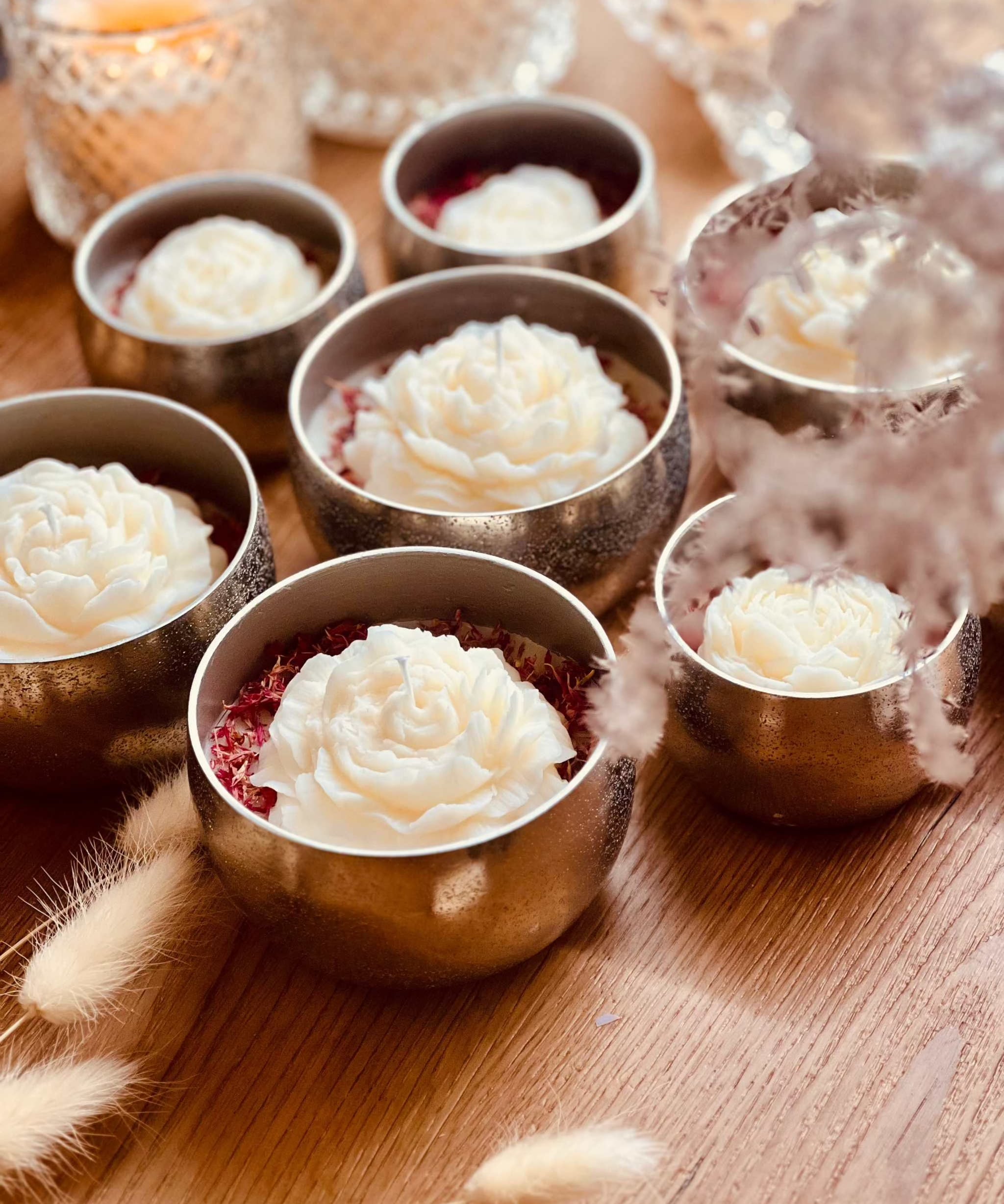 
Duftende Parfumkerze im Glas mit großer Wachsrose, handgefertigt – ideal als luxuriöses Geschenk und romantisches Dekoelement