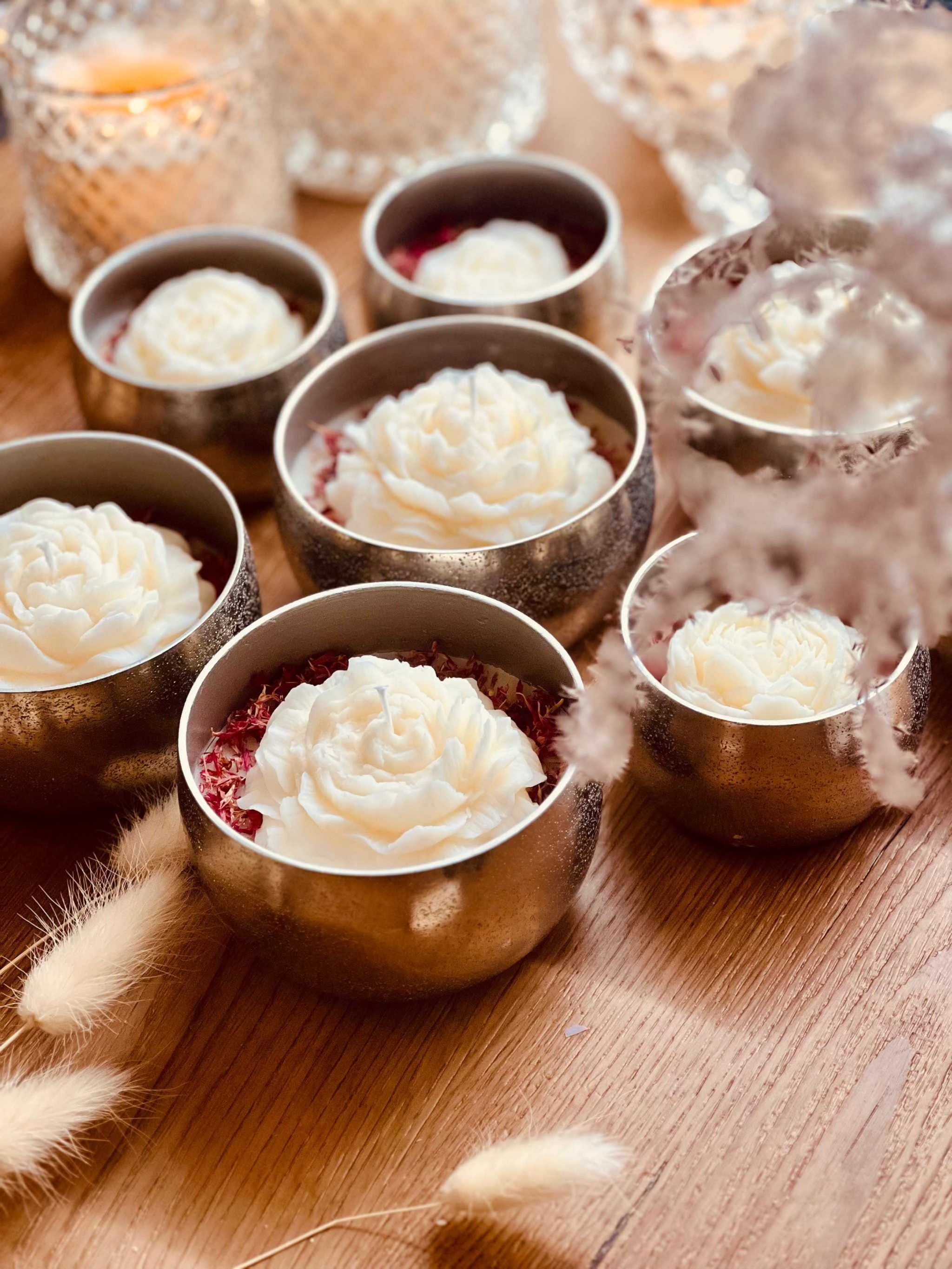 
Duftende Parfumkerze im Glas mit großer Wachsrose, handgefertigt – ideal als luxuriöses Geschenk und romantisches Dekoelement