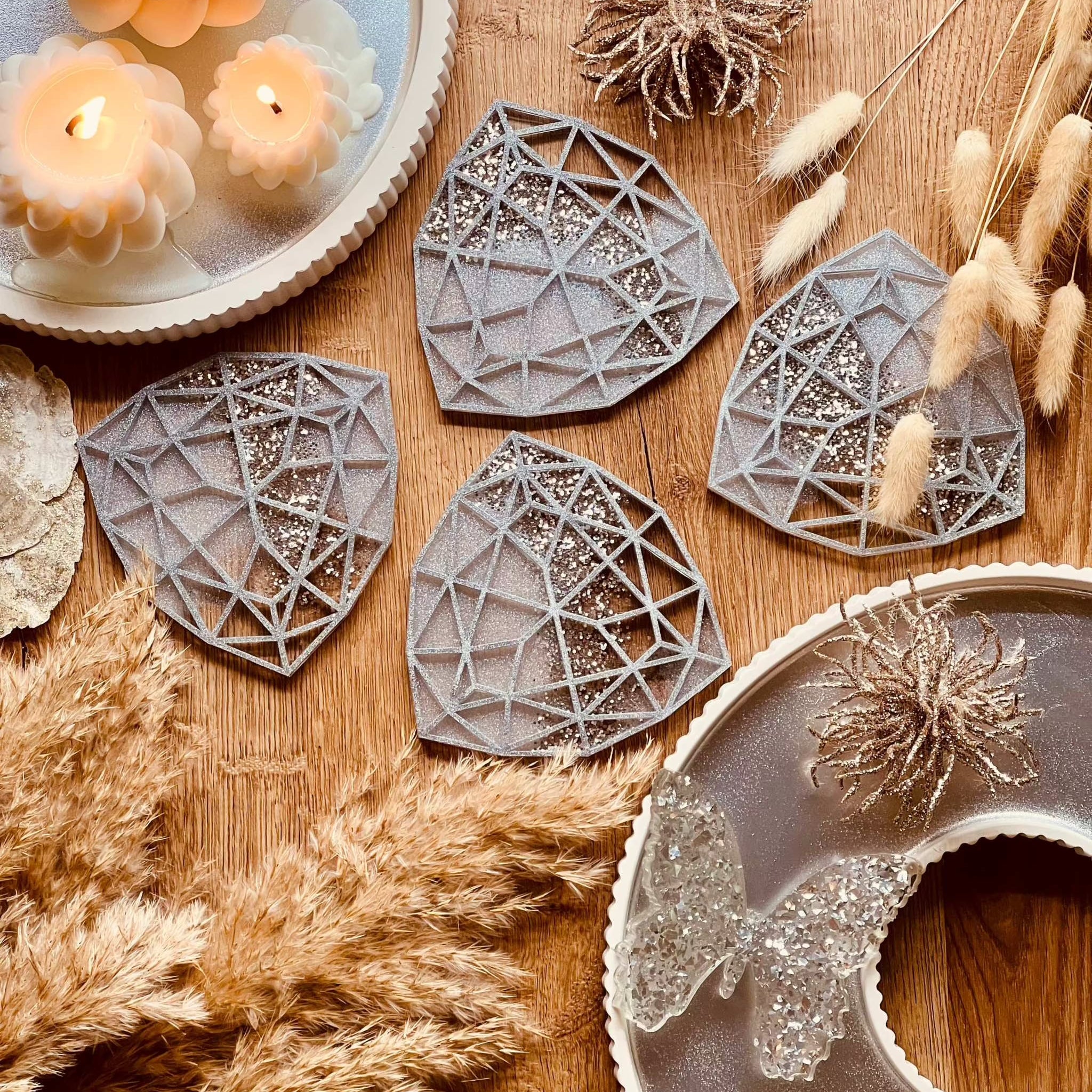 4 coasters made of resin in white with silver