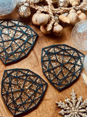Vier handgemachte Untersetzer aus schwarzem Resin mit goldenem 3D Design und geometrischem Muster, 10x10 cm groß