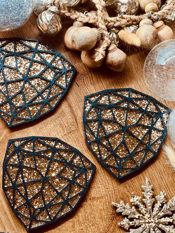 4 Untersetzer aus Resin in Schwarz mit Gold 3D Design