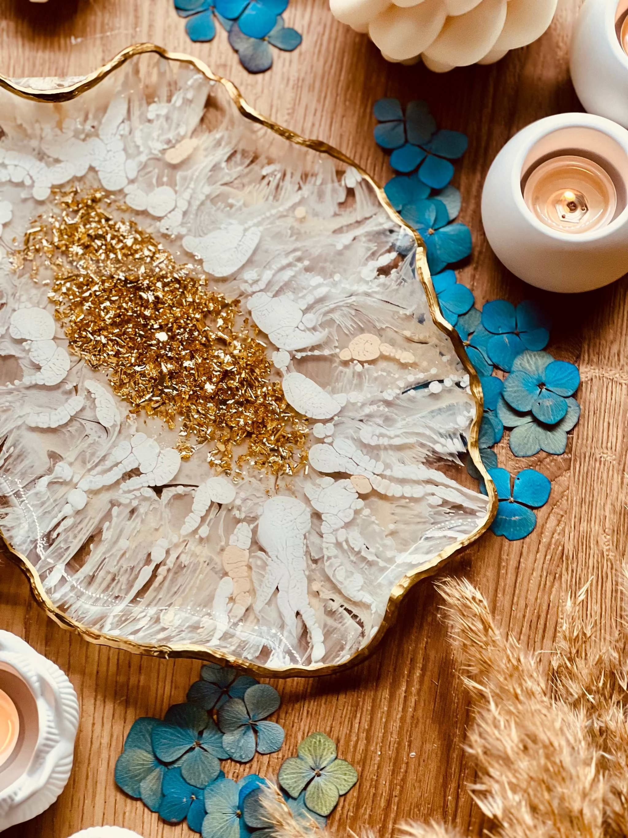 handgemachte weiße Resin Schale mit goldenen Details und 3D Design als dekoratives Tablett auf Holztisch