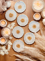 7 klassische Untersetzer aus Resin in Weiss mit Gold