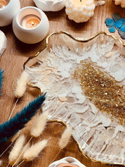 Weisse Resin Schale mit goldenen Details und 3D Design als dekoratives Tablett