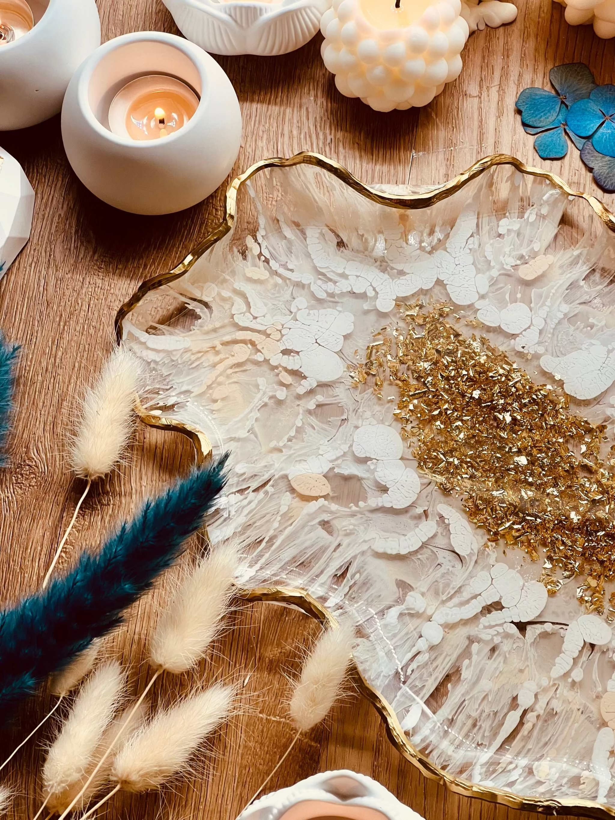 Weisse Resin Schale mit goldenen Details und 3D Design als dekoratives Tablett