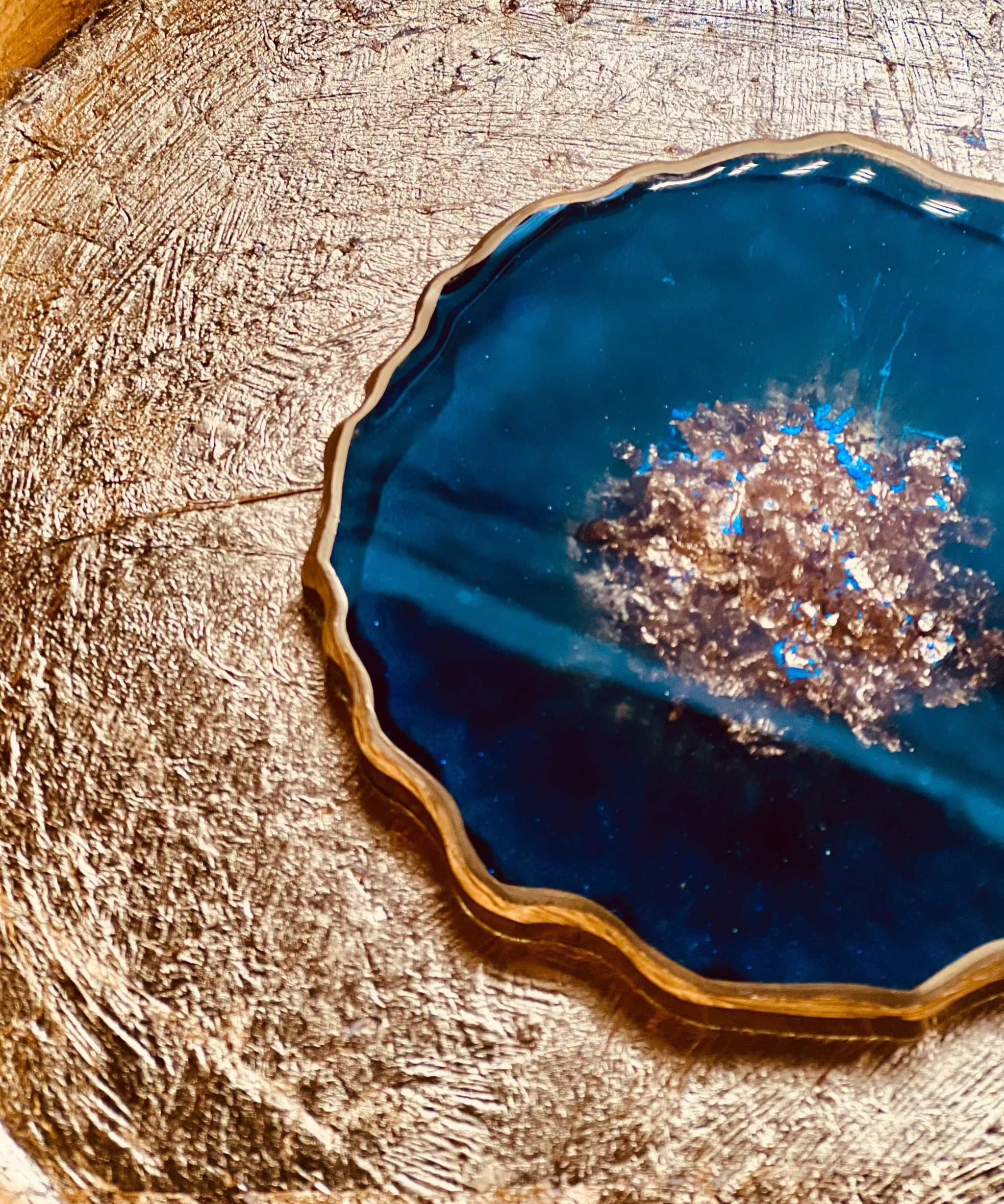 Handgemachter Untersetzer aus Resin in Petrol mit goldenen Details und wellenförmigem Rand, Ø ca. 12 cm, einzigartiges Unikat