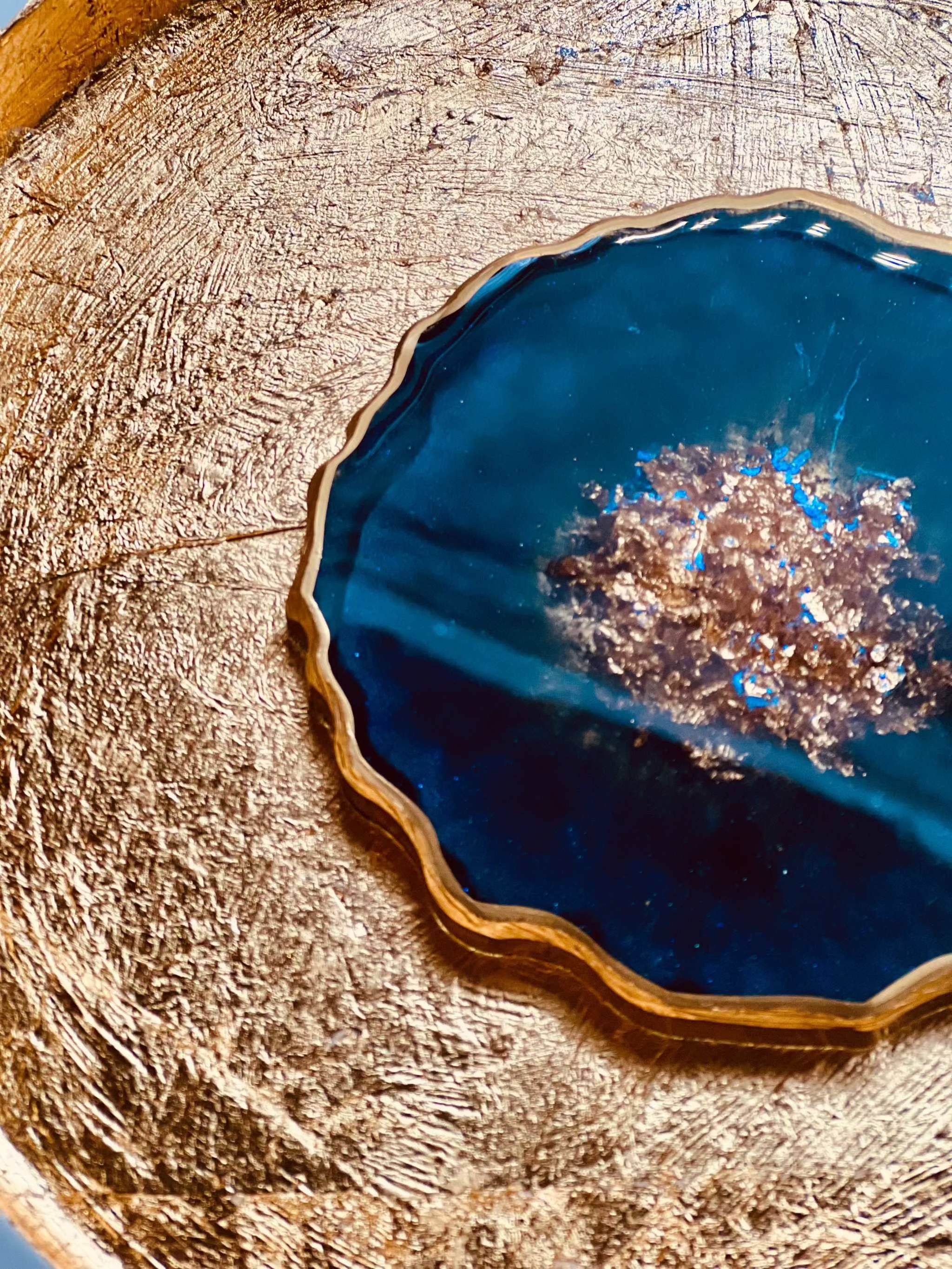 Handgemachter Untersetzer aus Resin in Petrol mit goldenen Details und wellenförmigem Rand, Ø ca. 12 cm, einzigartiges Unikat