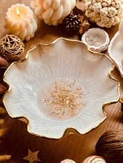 Handgemachte Schale aus Resin in Weiß mit goldenen Details als Dekoration und Geschenk