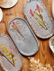 Handgemachte weiße Schmuckschalen aus Resin mit silbernen Details und getrockneten Blumen als Dekoration und Geschenk