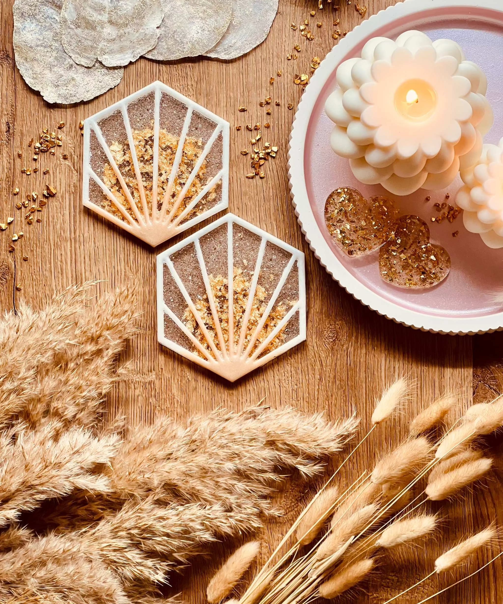 2 außergewöhnliche Untersetzer aus weißem Resin mit goldenen Details handgemacht, 12 cm Durchmesser, dekorativ auf Holztisch neben Kerze und Deko