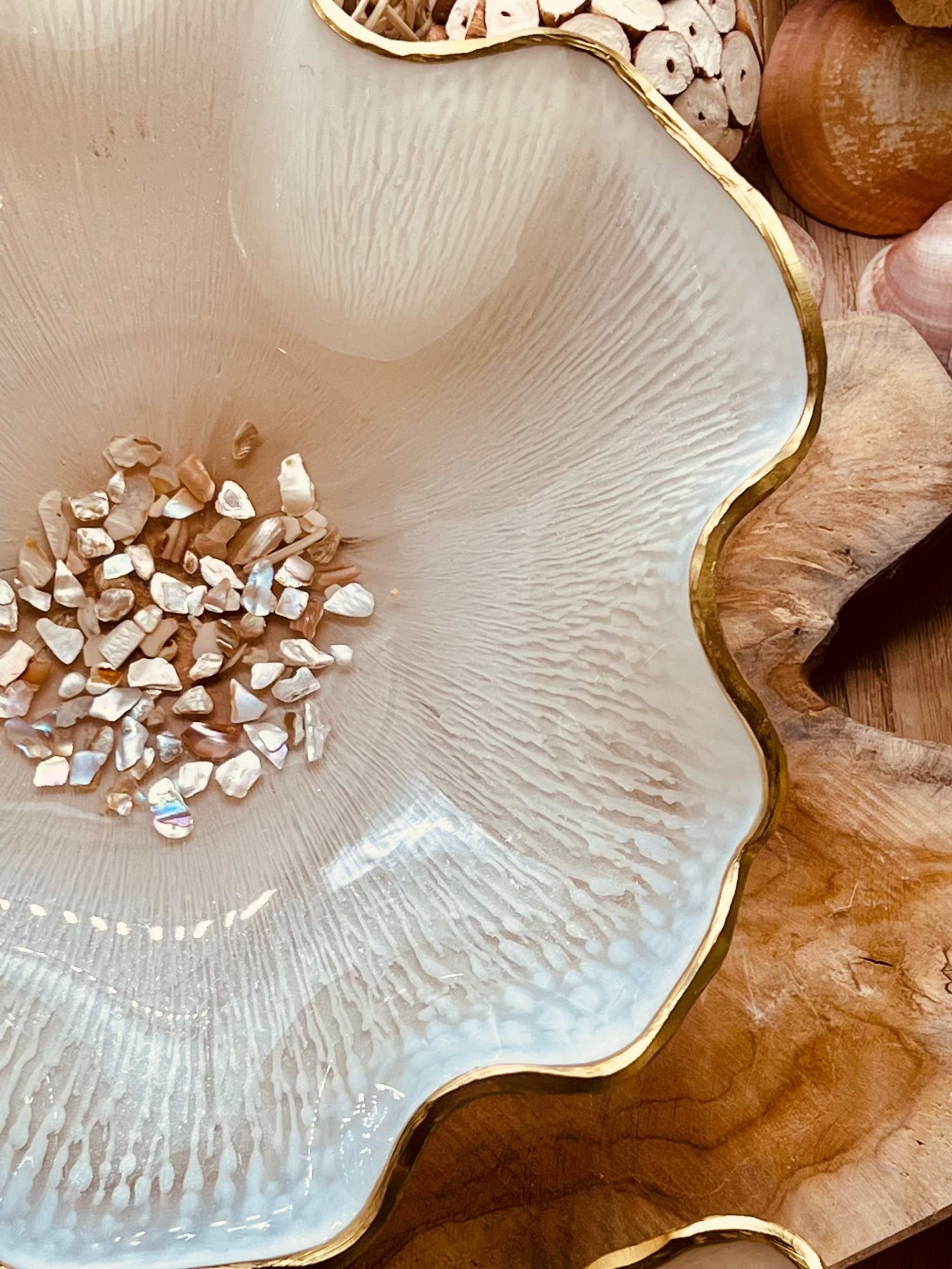Handgefertigte weiße Resin Schale mit Perlmutt und goldener Randdekoration als einzigartige Wohnaccessoire