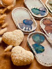 Handgemachte Schmuckschalen aus Resin mit Silberrand und farbigen Rosenblättern als dekorative Unikate