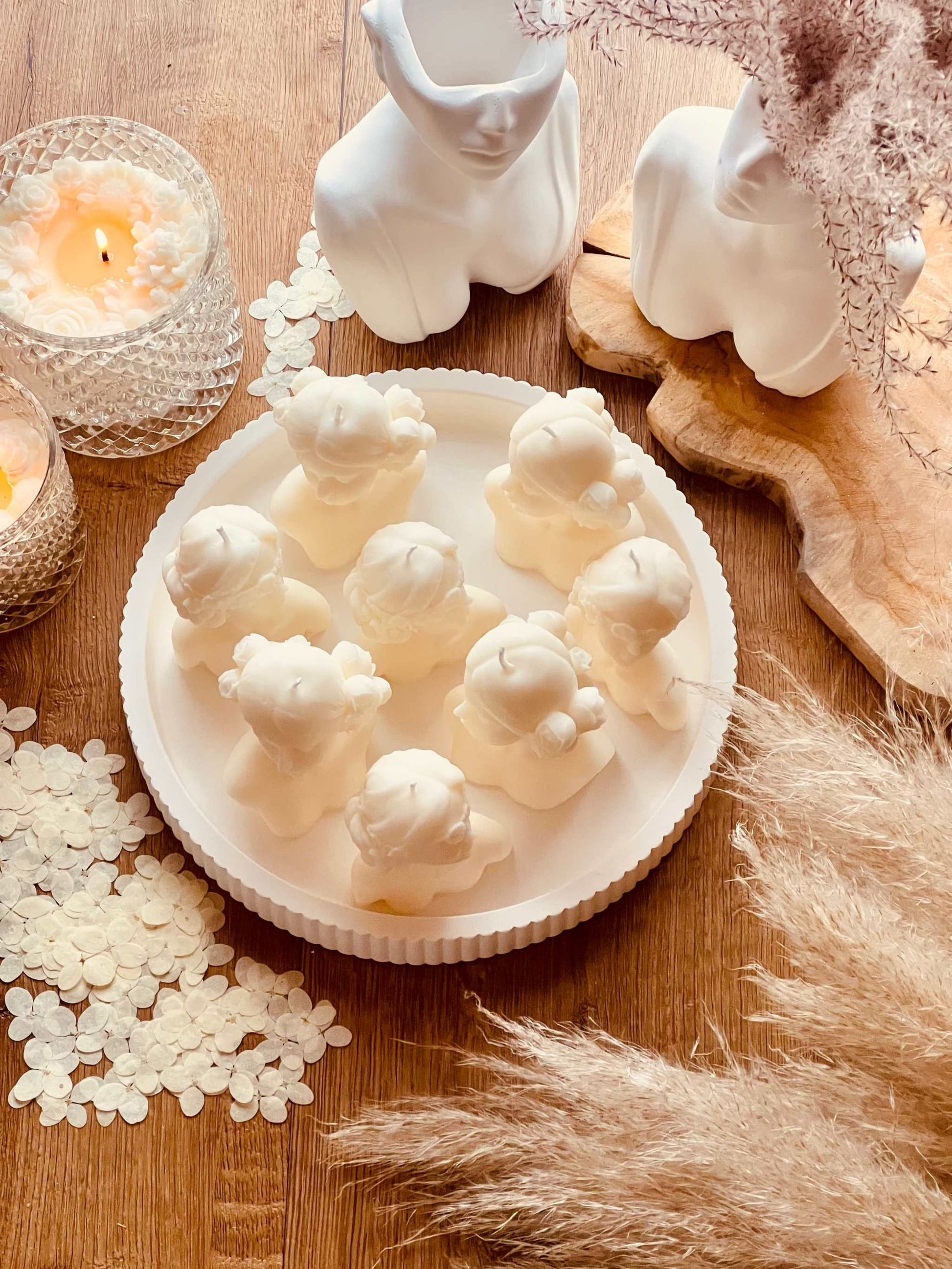 Hochwertige Kerze aus Rapswachs in kreativer Form, vegan und handgefertigt – ein schönes Geschenk für nachhaltige Dekofans.
